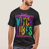 Witch Vibes Halloween Neon Checkered Bow Tシャツ (正面)