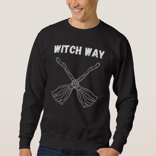 Witch Way to the Bash – Funny Halloween Broomstick スウェットシャツ (正面)