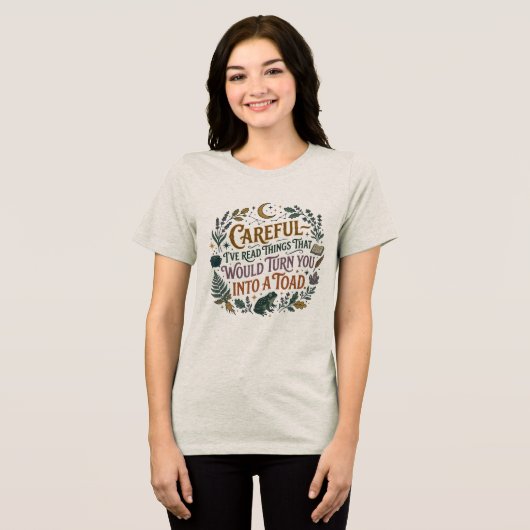 Witchy Bookworm Toad Dark Academia トライブレンドＴシャツ (正面全面)
