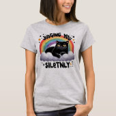 Witty Cat Graphic Tee – 無言で判断 Tシャツ (正面)