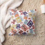 Wizard of Oz™ Character Print Toss Pattern クッション<br><div class="desc">Step into the magical world of Oz with this vibrant, vintage-inspired pattern celebrating The Wizard of Oz. Featuring beautifully illustrated poster-style designs of Dorothy, the Cowardly Lion, the Tin Man, the Scarecrow, and the Wicked Witch, this artwork captures the timeless charm and adventure of the Yellow Brick Road. Classic icons...</div>