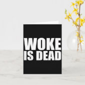  woke は死んだ 面白いスローガン ユーモアのセンスのある名言 皮肉屋のための カード (黄色い花)