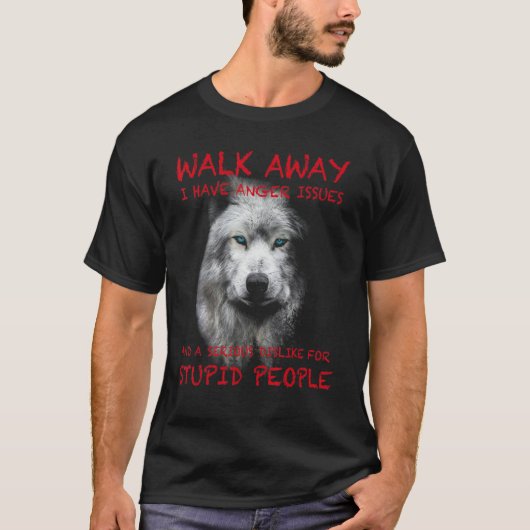 Wolf – 歩遠くにく – 怒りの問題がある tシャツ (正面)