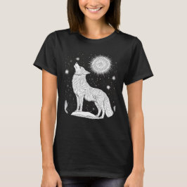 Wolf bei Nacht unter magischem Sternenhimmel Tシャツ