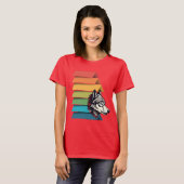 Wolf Breaking Through Color Stripes – Bold Graphic Tシャツ (正面フル)