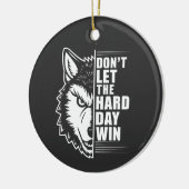 Wolf Don't Let The Hard Day Win Quote Art セラミックオーナメント (左)