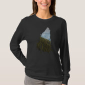 Wolf Howling In The Nature Forest And Mountains Tシャツ (正面)