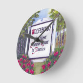 Wolfeboro NH Signへようこそ ラウンド壁時計 (傾斜)