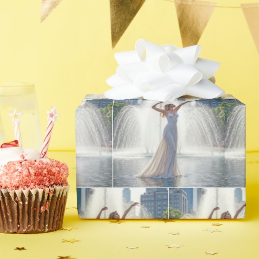 Woman Dancing In a City Fountain ラッピングペーパー (誕生日パーティー)