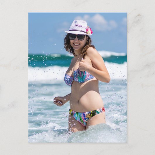 Woman Enjoying A Day At The Beach シーズンポストカード (正面)