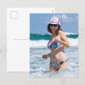 Woman Enjoying A Day At The Beach シーズンポストカード (正面/裏面)