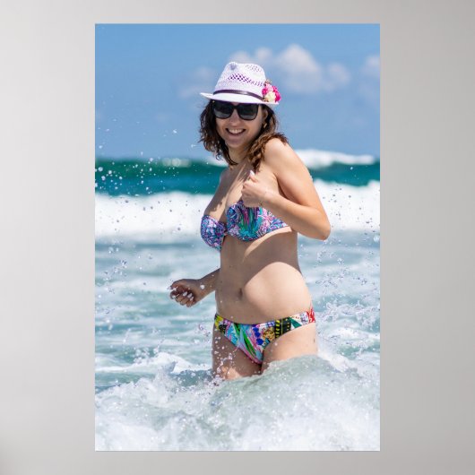 Woman Enjoying A Day At The Beach ポスター (正面)