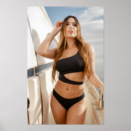 Woman Enjoying A Sunny Day On A Yacht ポスター (正面)