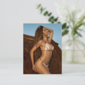 Woman In Bikini Posing By Rusted Metal シーズンポストカード (スタンド正面)