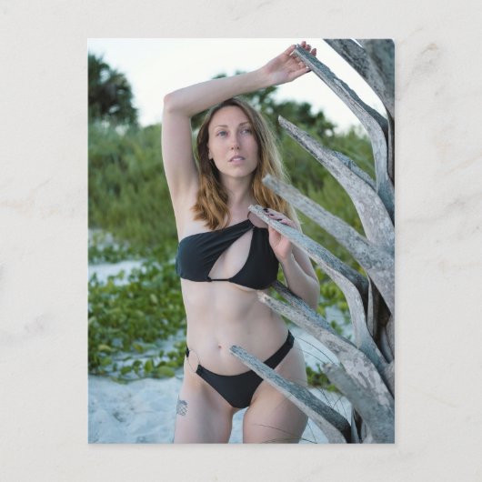 Woman In Black Bikini Posing On Sandy Beach シーズンポストカード (正面)