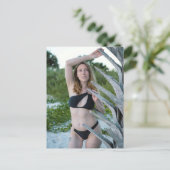 Woman In Black Bikini Posing On Sandy Beach シーズンポストカード (スタンド正面)