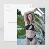 Woman In Black Bikini Posing On Sandy Beach シーズンポストカード (正面/裏面)