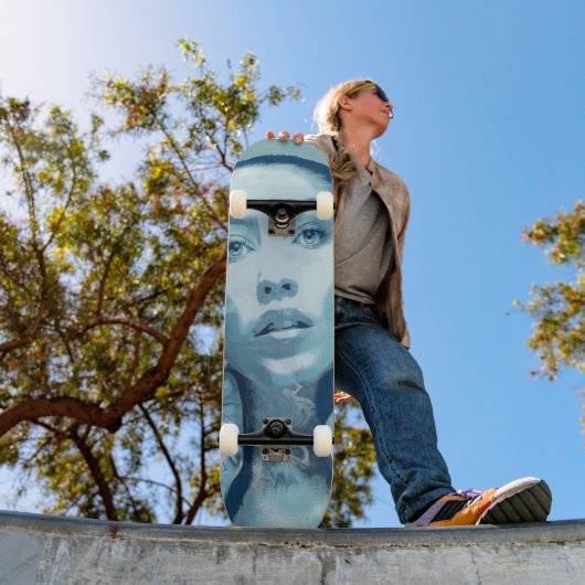 "Woman in Blue" スケートボード (室外1)