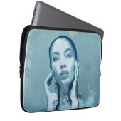 "Woman in Blue" ラップトップスリーブ (正面右)