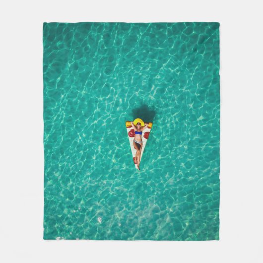 Woman in pizza float フリースブランケット (正面)