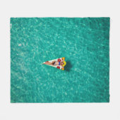 Woman in pizza float フリースブランケット (正面(横))