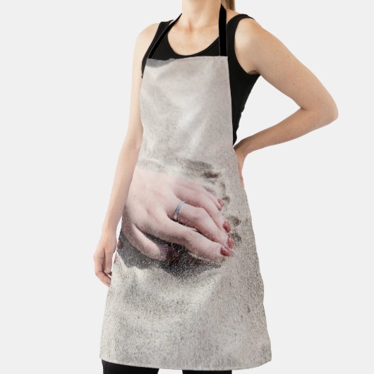 Woman lying on white sand エプロン (インサイチュ)