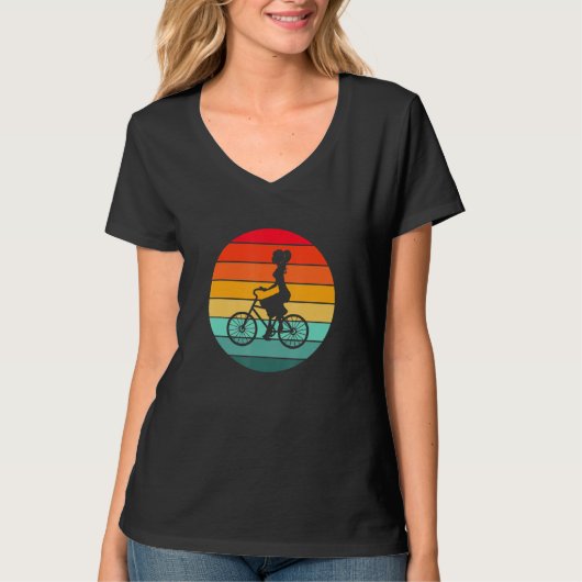 Woman on Bike Sunset Circle Tシャツ (正面)