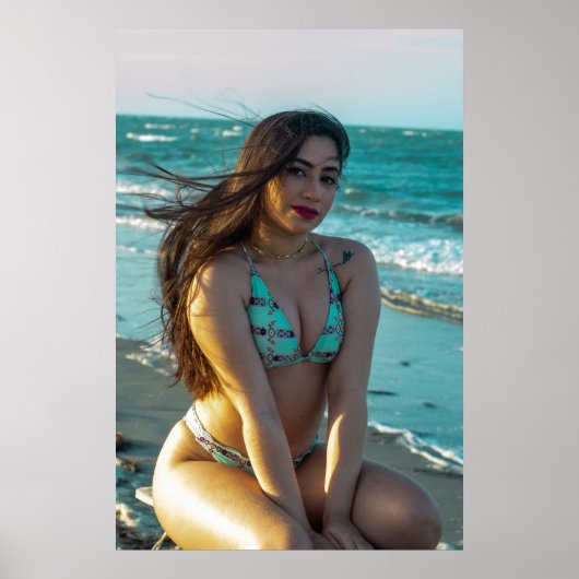 Woman Posing By The Seaside ポスター (正面)