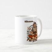Woman reading in silence – Bohemian floral design コーヒーマグカップ (正面右)