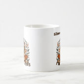 Woman reading in silence – Bohemian floral design コーヒーマグカップ (中央)
