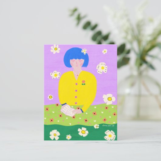 Woman reading in the garden ポストカード (スタンド正面)