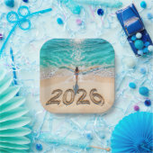 Woman Walking On a 2026 Beach ペーパープレート (パーティー)