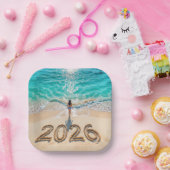 Woman Walking On a 2026 Beach ペーパープレート (パーティー)