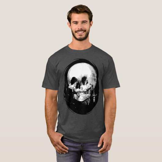 Woman With Halloween Cranium Reflection In Mirror Tシャツ (正面フル)