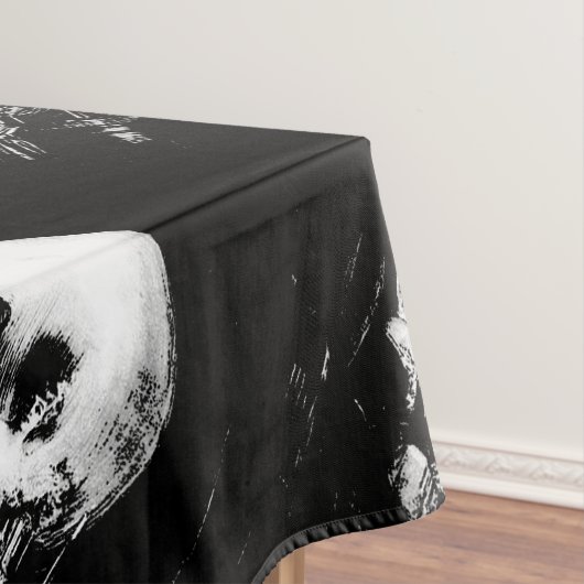 Woman with Halloween Skull Reflection In Mirror テーブルクロス (インサイチュ)