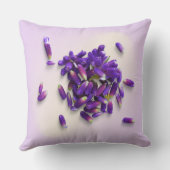 Woman with Lavender Bouquet Throw Pillow クッション (裏面)