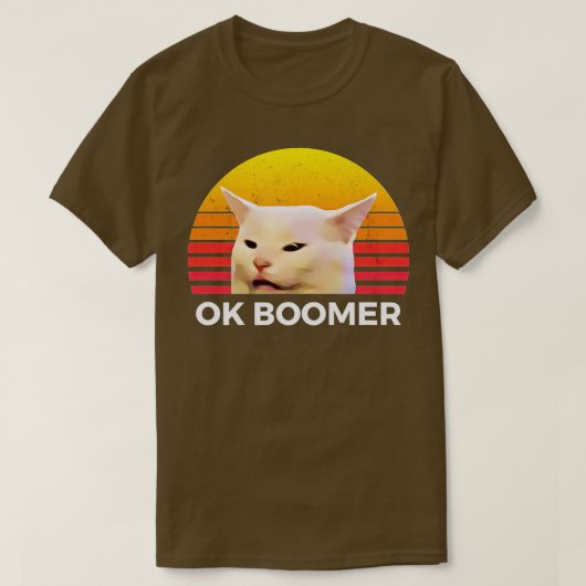 Woman Yelling At Table Dinner Funny Cat Ok Boomer  Tシャツ (デザイン正面)