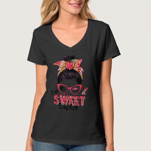 Women Messy Bun Hair One Loved Teacher Valentine's Tシャツ (正面)