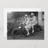 Women on Early MotorcycleヴィンテージB&W写真 ポストカード (正面/裏面)