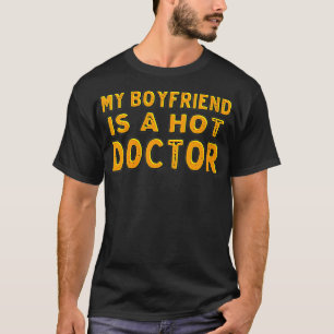 Womens私のボーイフレンドはホット医師VNeck Tシャツ