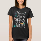 Womens Baking This Girl Runs on Jesus and Baking Tシャツ (正面)