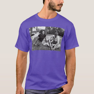 Womens Barack Obama Young with Kids and Michelle V Tシャツ
