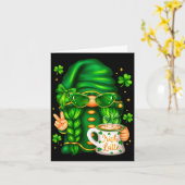 Women's cute st patricks day gnome drinking coffee カード (黄色い花)