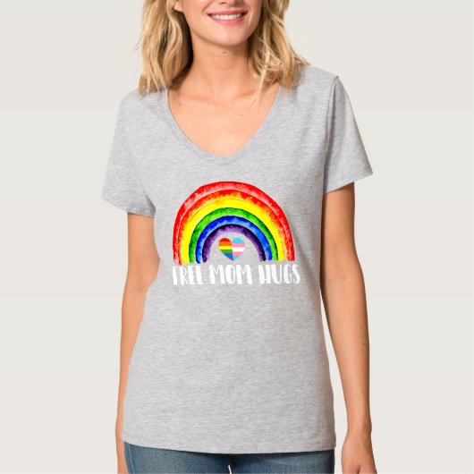 womens Free Mom Hugs Rainbow Heart LGBT  Tシャツ (正面)