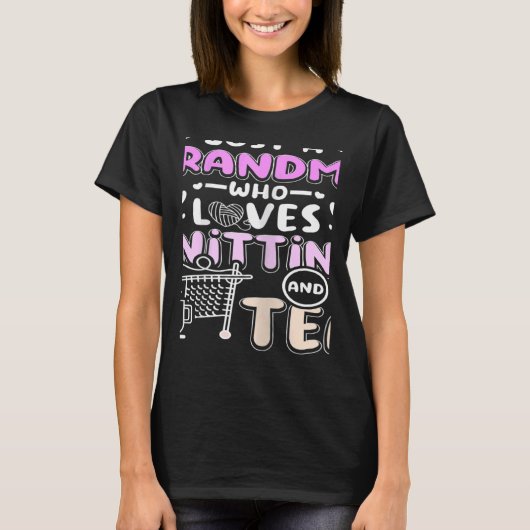 Womens Grandma who loves knitting and tea Tシャツ (正面)