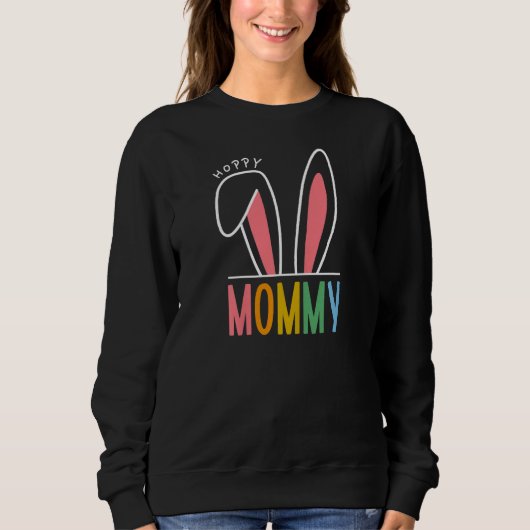 Womens Happy Easter Day 2023 Hoppy Mommy Bunny Fun スウェットシャツ (正面)