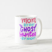 Womens Mom By Day - Ghost Hunter By Night Hallowee コーヒーマグカップ (正面右)