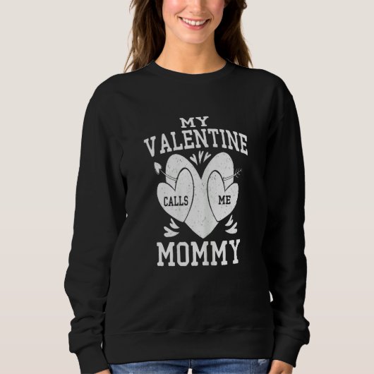 Womens My Valentine Calls Me Mommy Valentines Day  スウェットシャツ (正面)