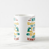 Womens Never Underestimate Sewing Machine Sew Quil コーヒーマグカップ (中央)