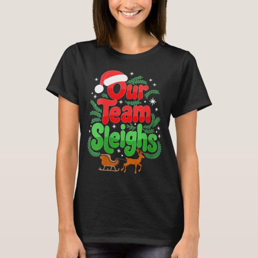 Womens Our Team Sleighs Christmas Reindeers Santa' Tシャツ (正面)